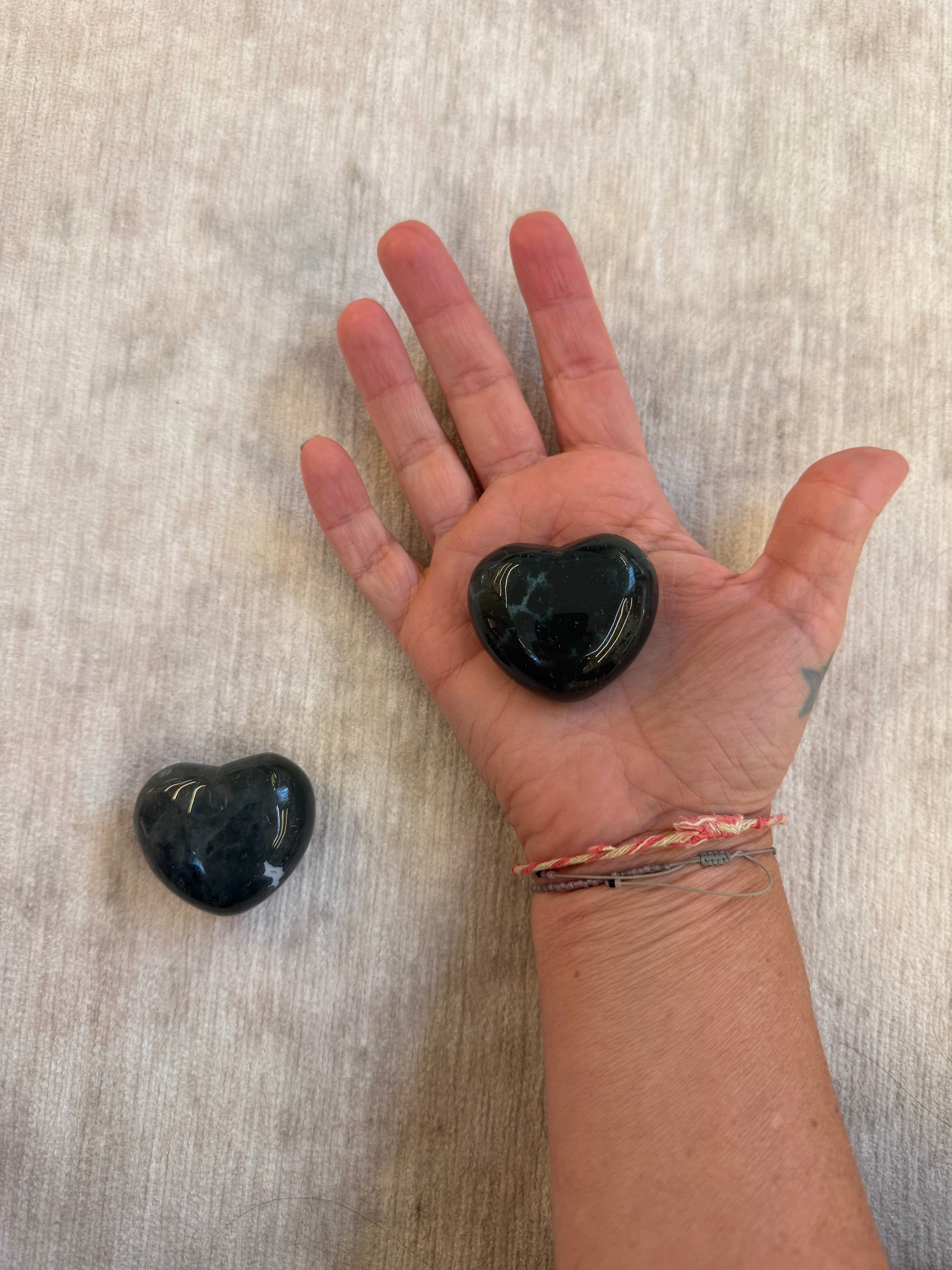 Piedra de Sangre / Bloodstone Thick Heart Therapy Stones - Pack de 2