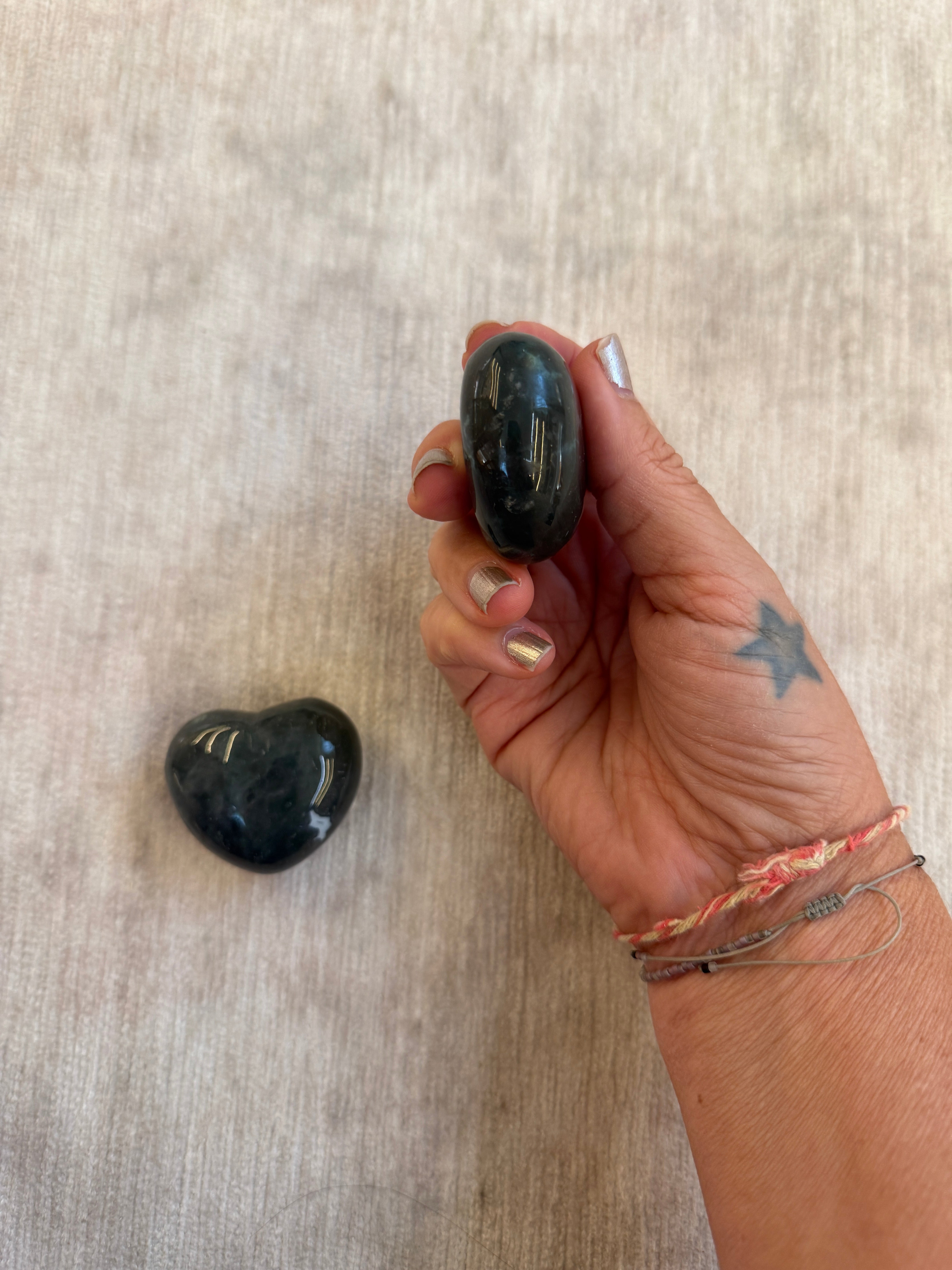Piedra de Sangre / Bloodstone Thick Heart Therapy Stones - Pack de 2